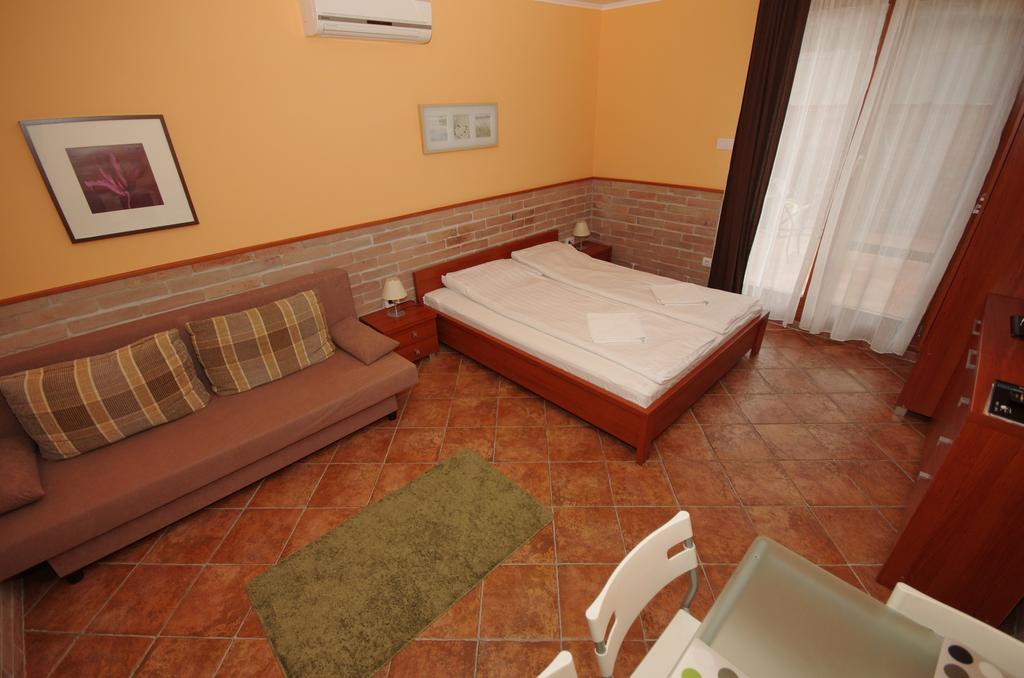 Vararok Apartman Гюла Екстериор снимка