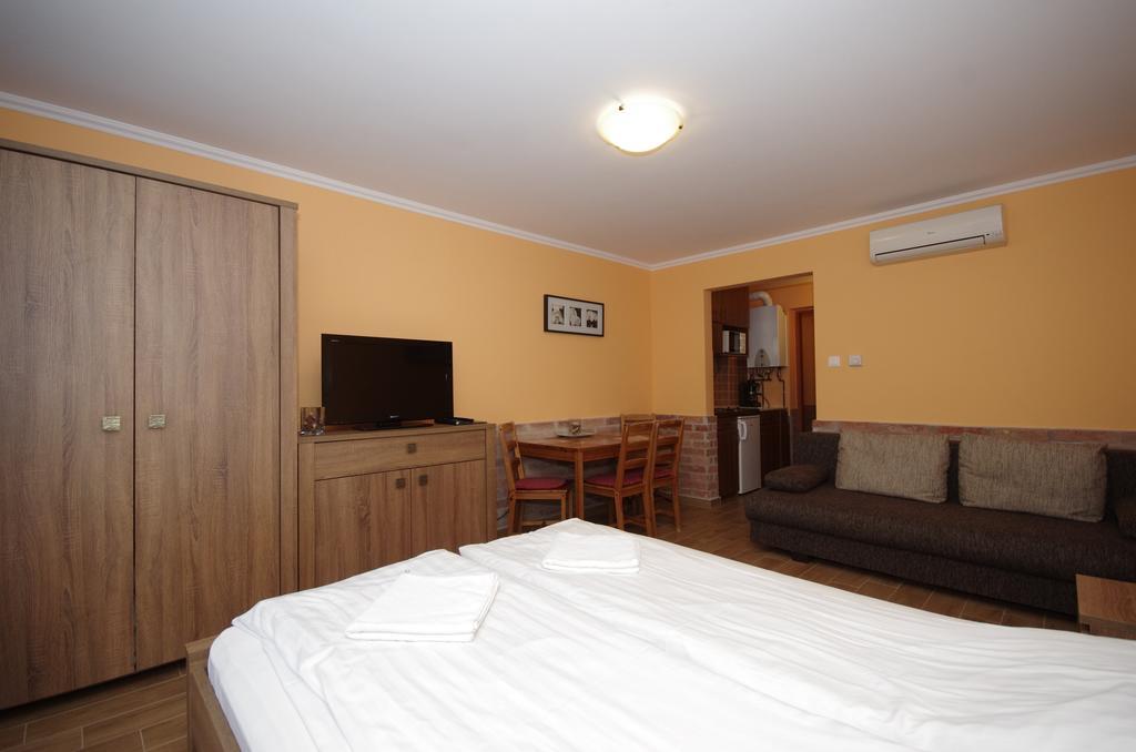 Vararok Apartman Гюла Екстериор снимка