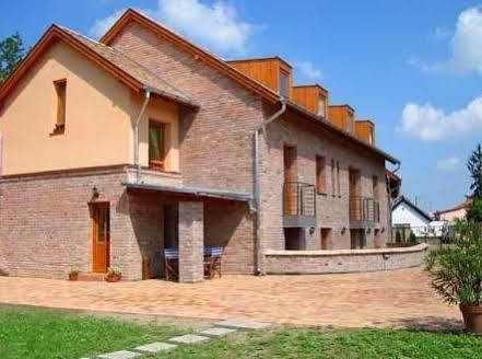 Vararok Apartman Гюла Екстериор снимка